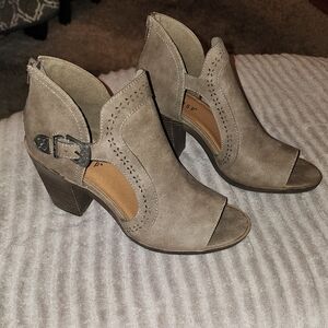 NWOT. Jellypop. Taupe Peep-Toe Ankle Boots. 10M